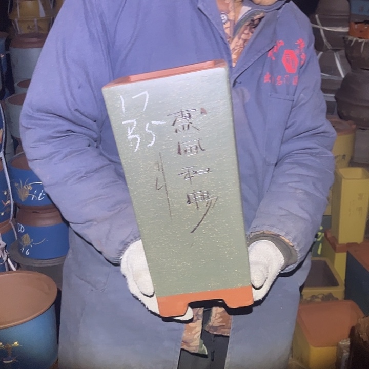 紫砂花盆紫砂花盆和红砖都在