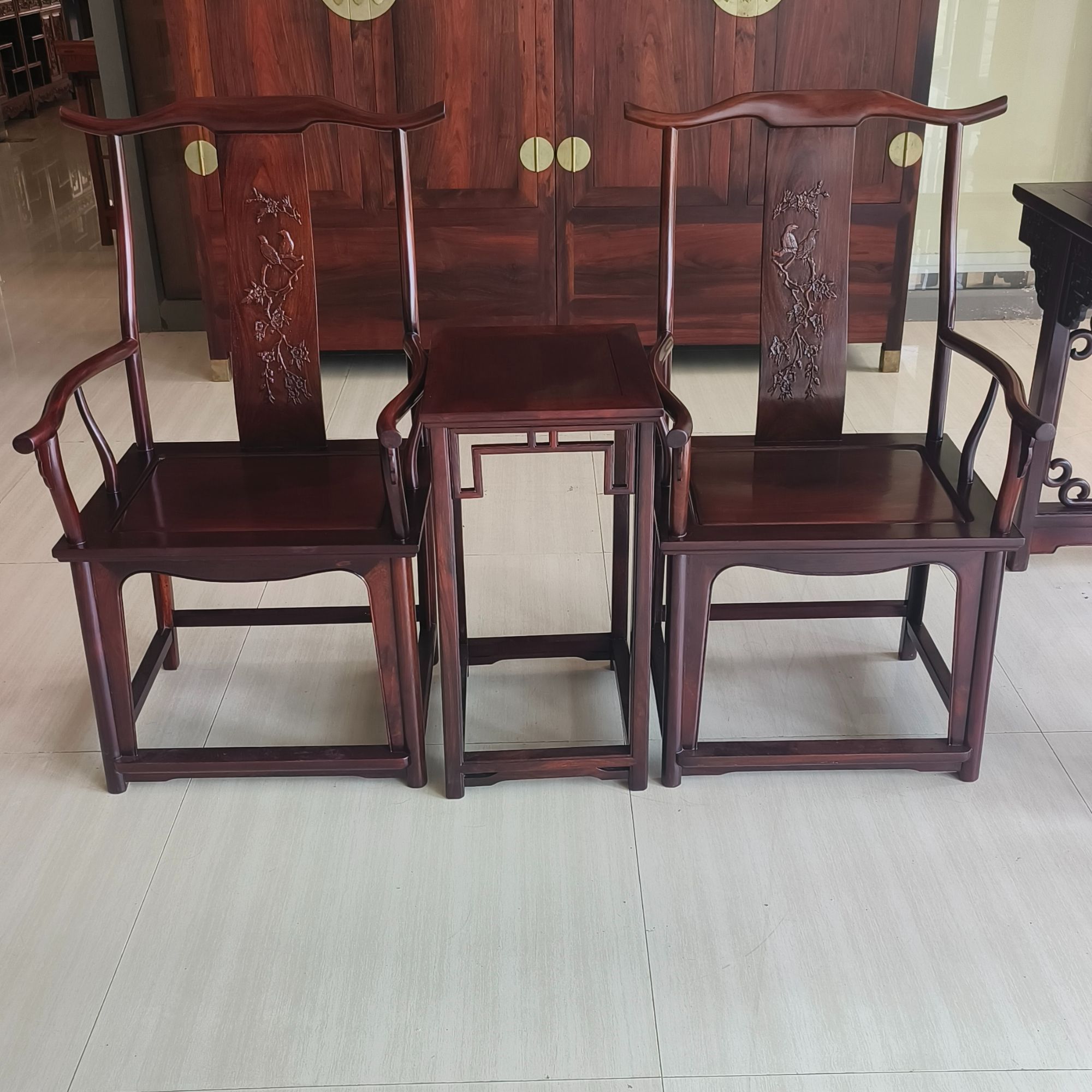雕花鸟四出头官帽椅+几三件套，材质：交趾黄檀，全材，榫卯结构