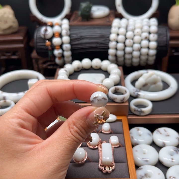 广***团和田玉未镶嵌珠宝半成品