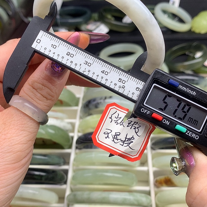 蛇纹石玉手镯未镶嵌1