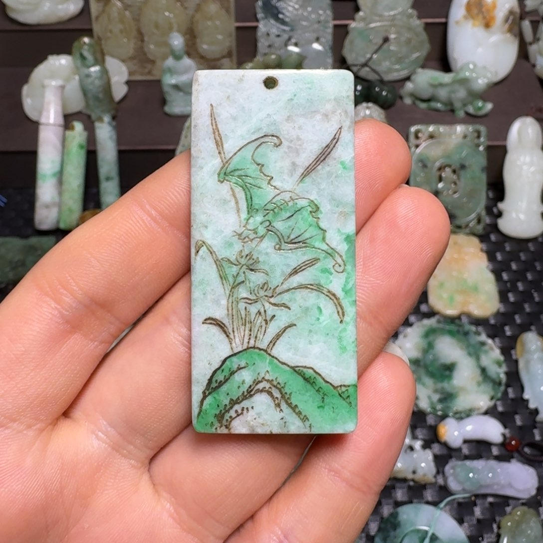 翡翠颈饰未镶嵌翡翠颈饰未镶嵌..