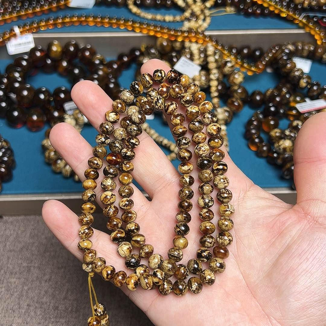 琥珀颈饰未镶嵌抚顺