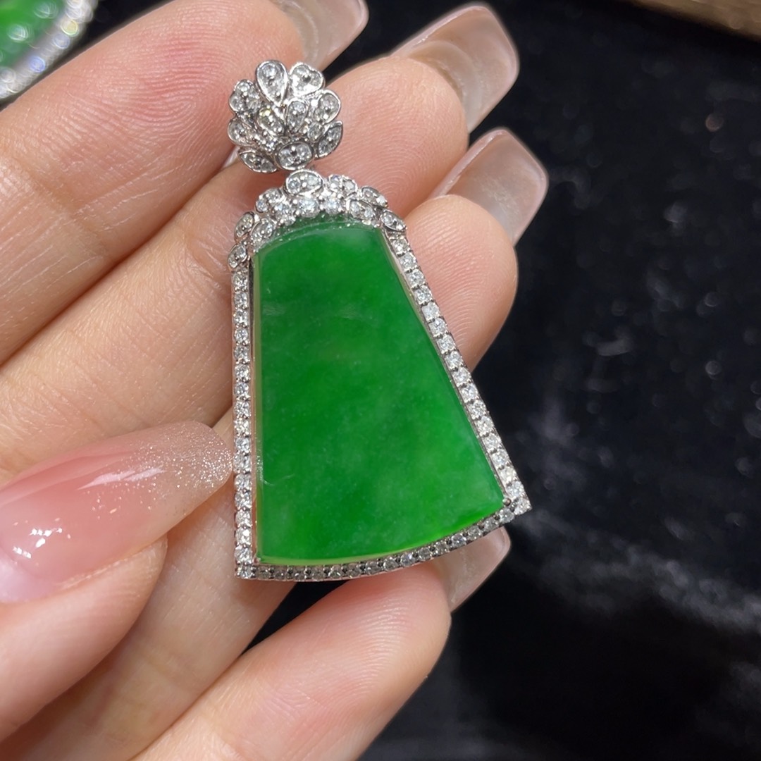 翡翠颈饰18K金镶嵌天然缅甸翡翠