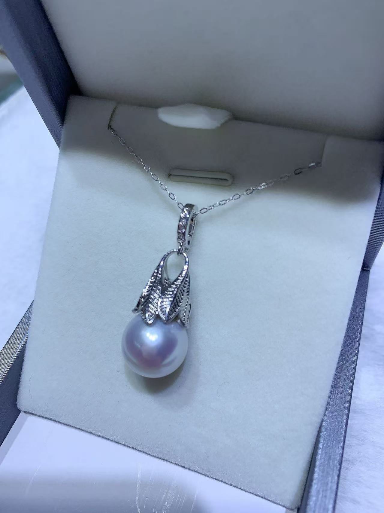 12-13mm蓝铃花万能扣极强光白色珍珠吊坠微瑕时尚百搭多样性发货