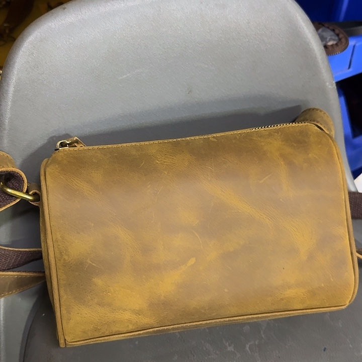 疯马牛皮枕头包22厘米