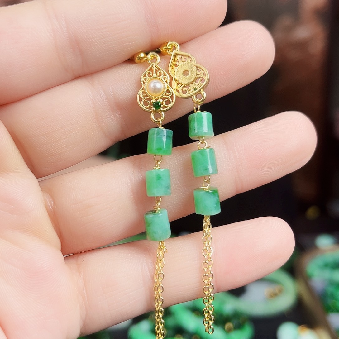 翡翠颈饰未镶嵌耳饰