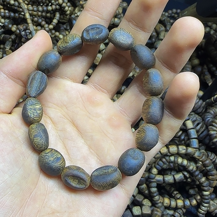 沉香碎屑沉香惠*啊沉水浮包头料随形单圈10克加
