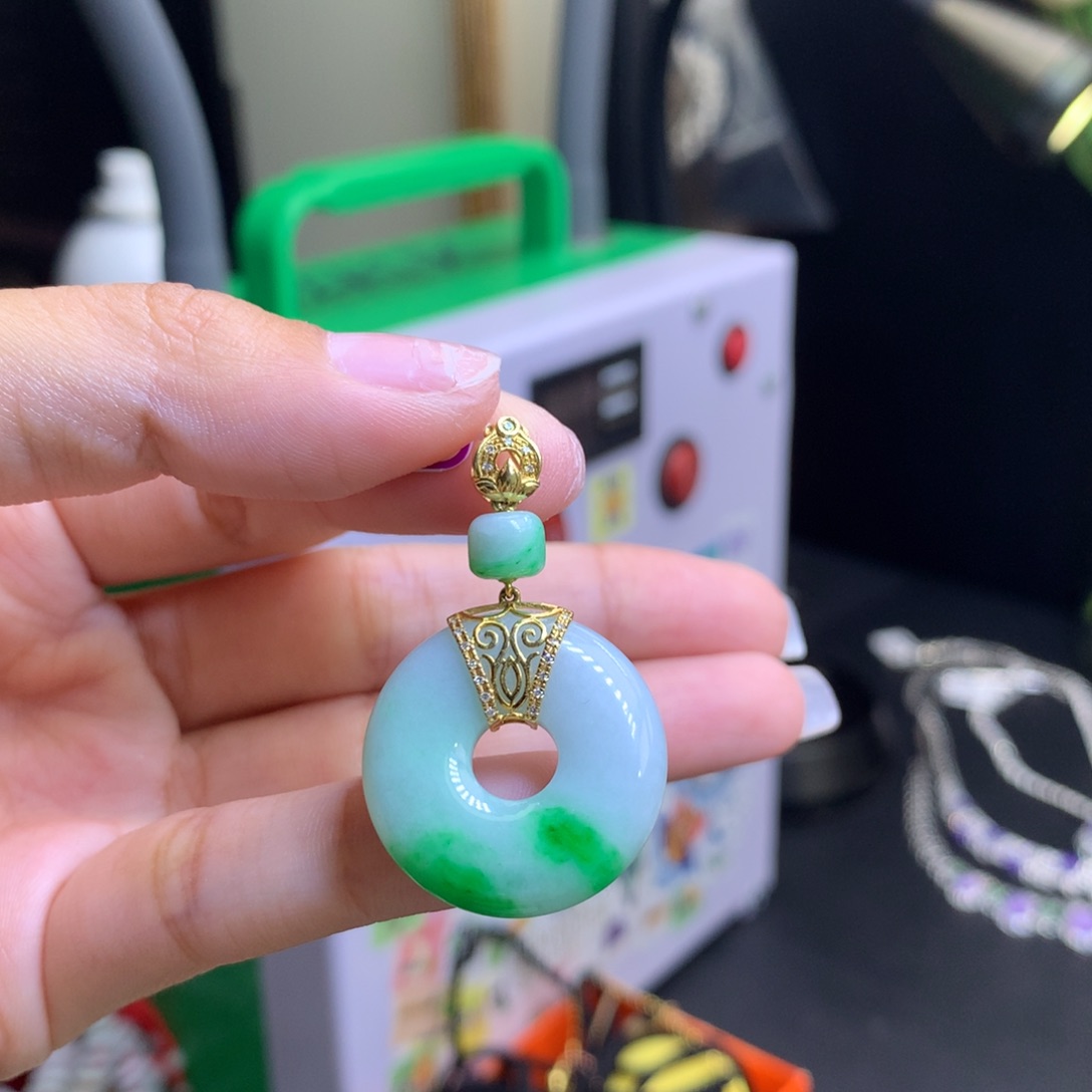 翡翠18K金镶嵌颈饰