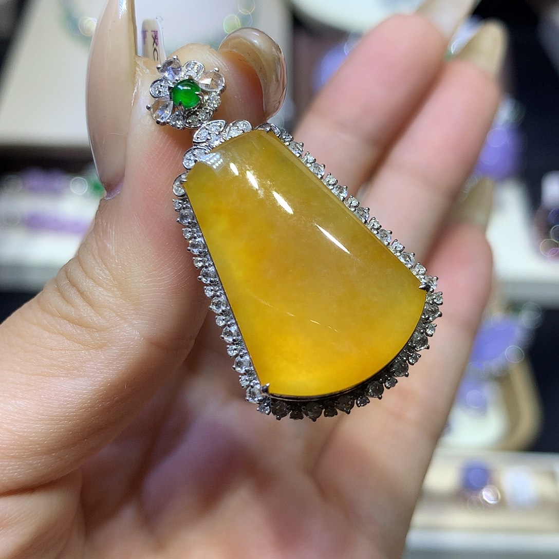 翡翠18K金镶嵌颈饰