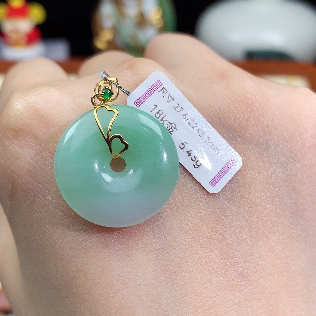 翡翠18K金镶嵌颈饰平安扣