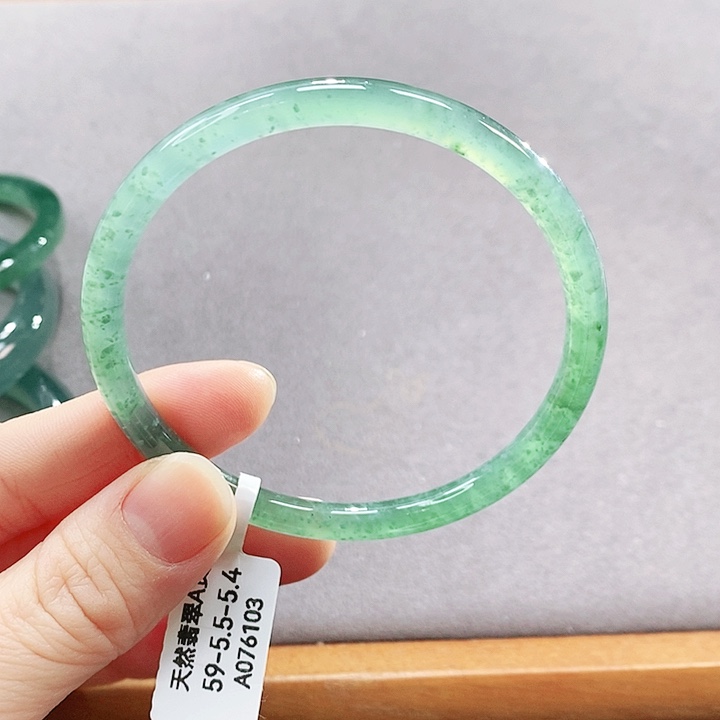 翡翠未镶嵌手镯（圆镯）