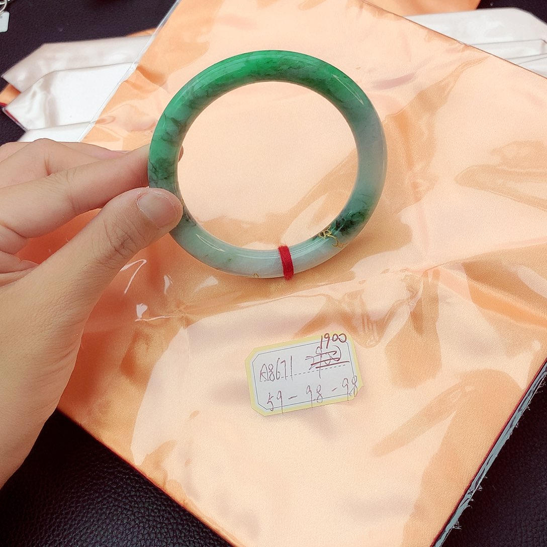 翡翠手镯未镶嵌翡翠