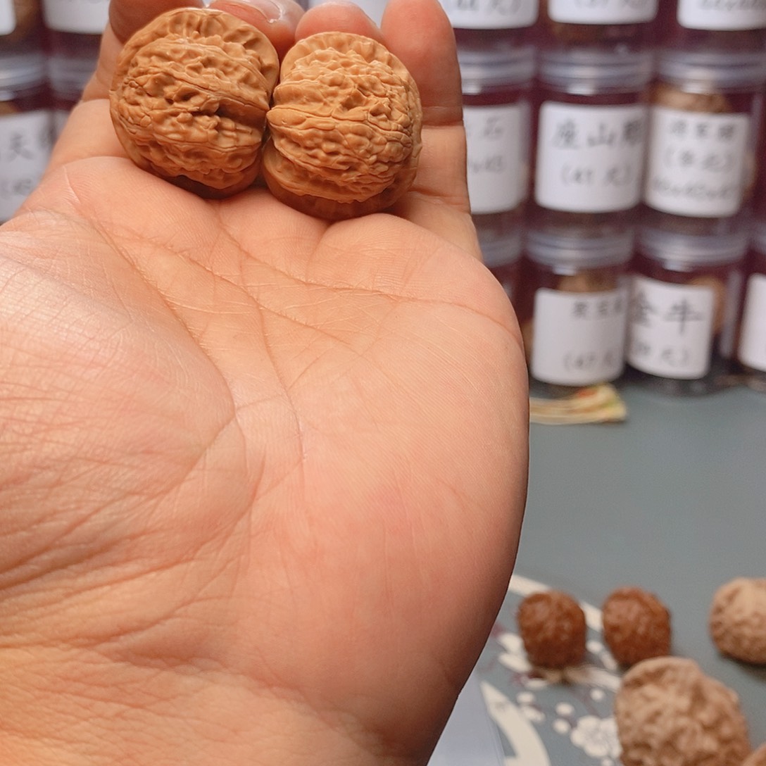 ?***033尺寸全品白狮子文玩核桃