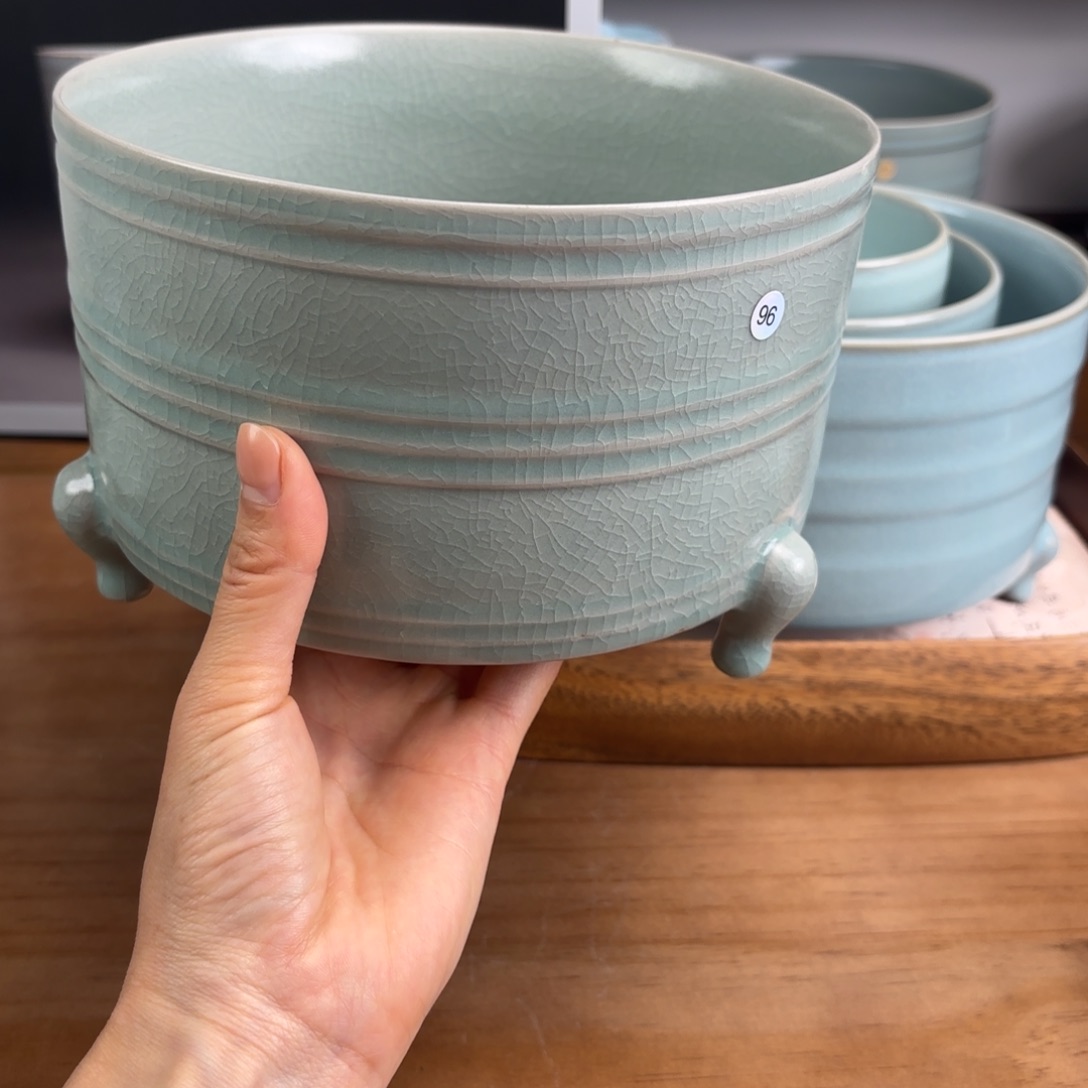 编号96仿古釉大号三足尊不退不换