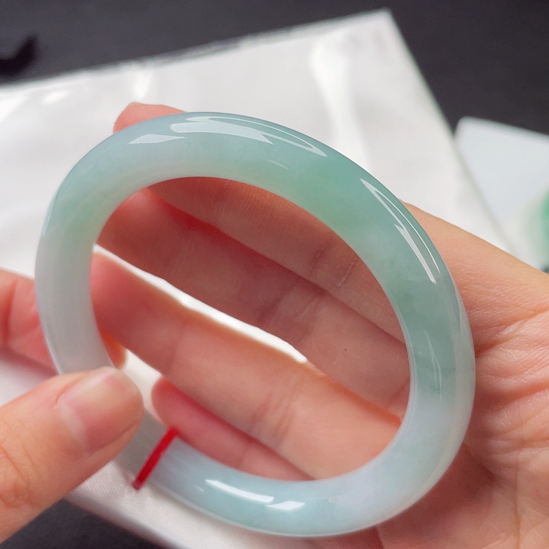 翡翠手镯未镶嵌56圈