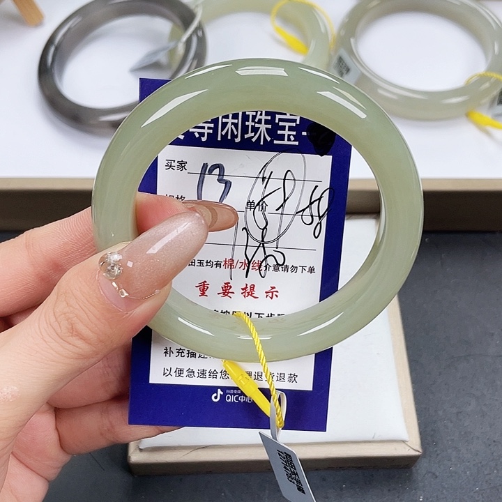 和田玉手镯未镶嵌