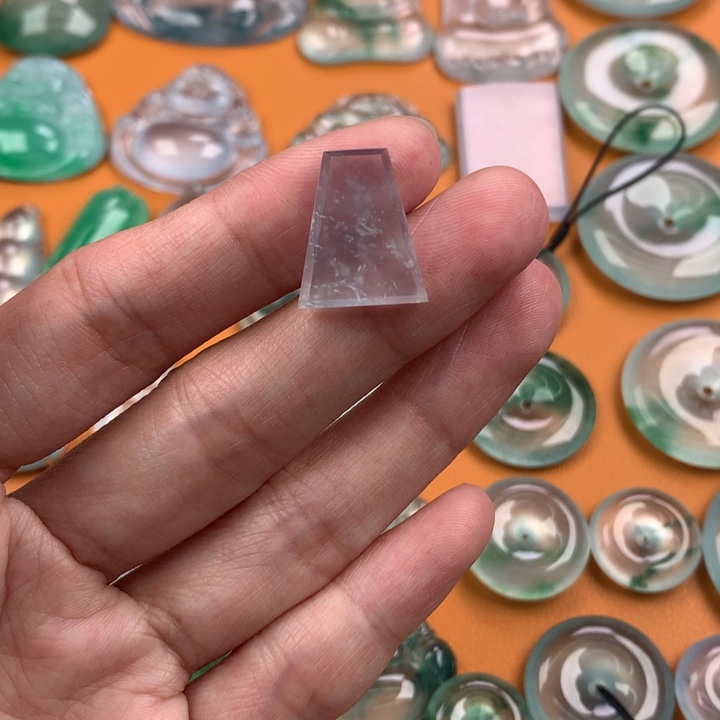 翡翠挂件未镶嵌…..