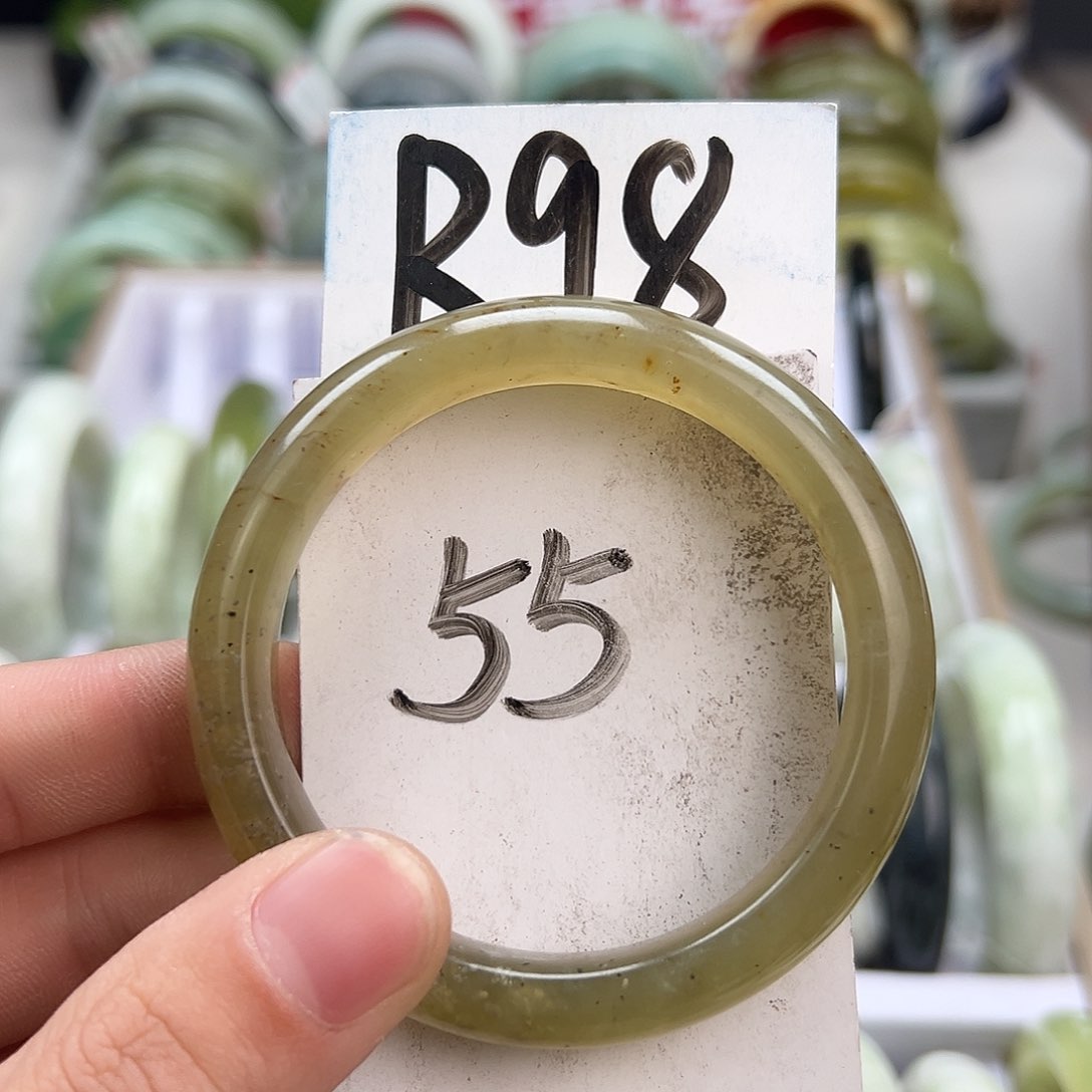 岫玉手镯未镶嵌天然岫玉微瑕，可以正常佩戴