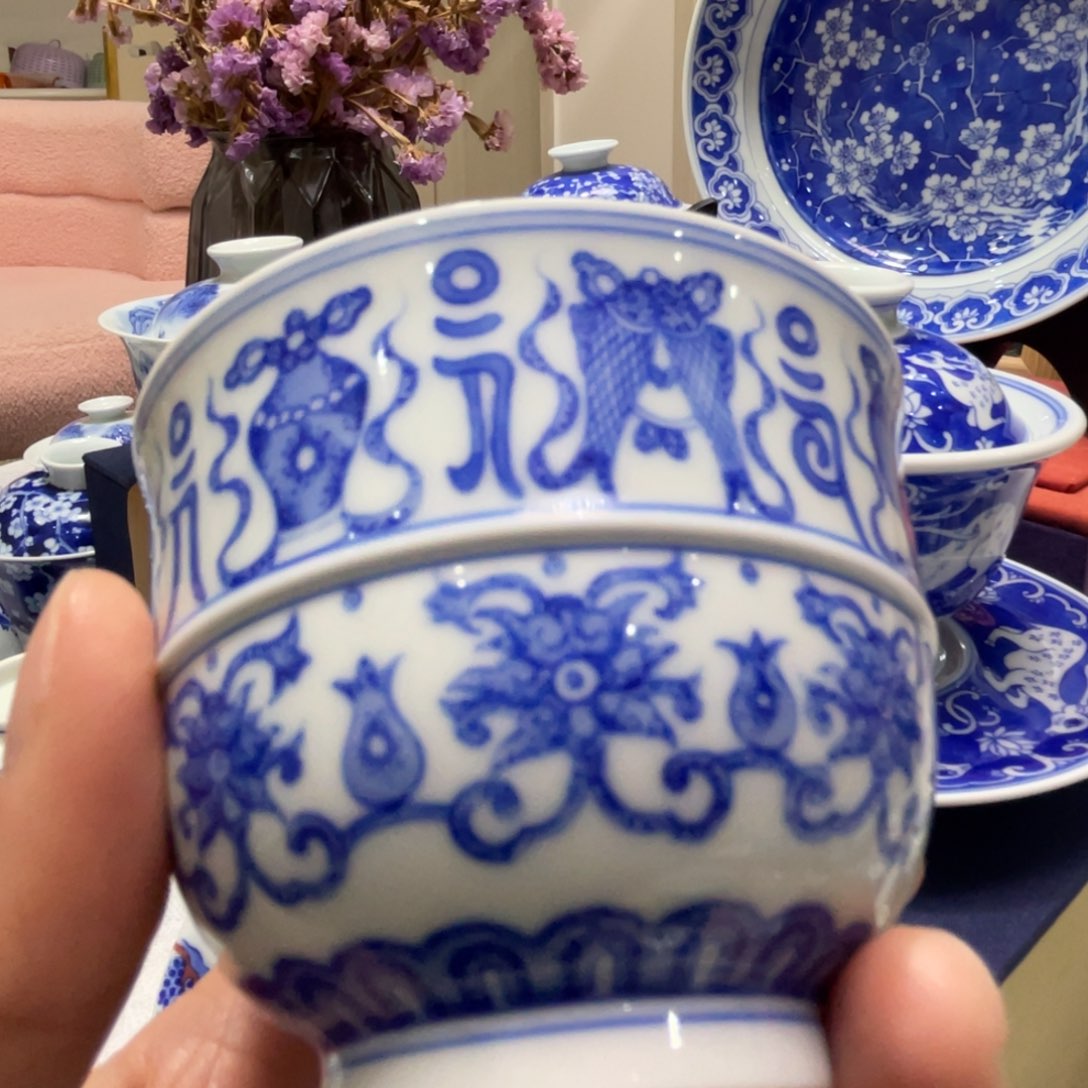 青花莲托八宝主人杯