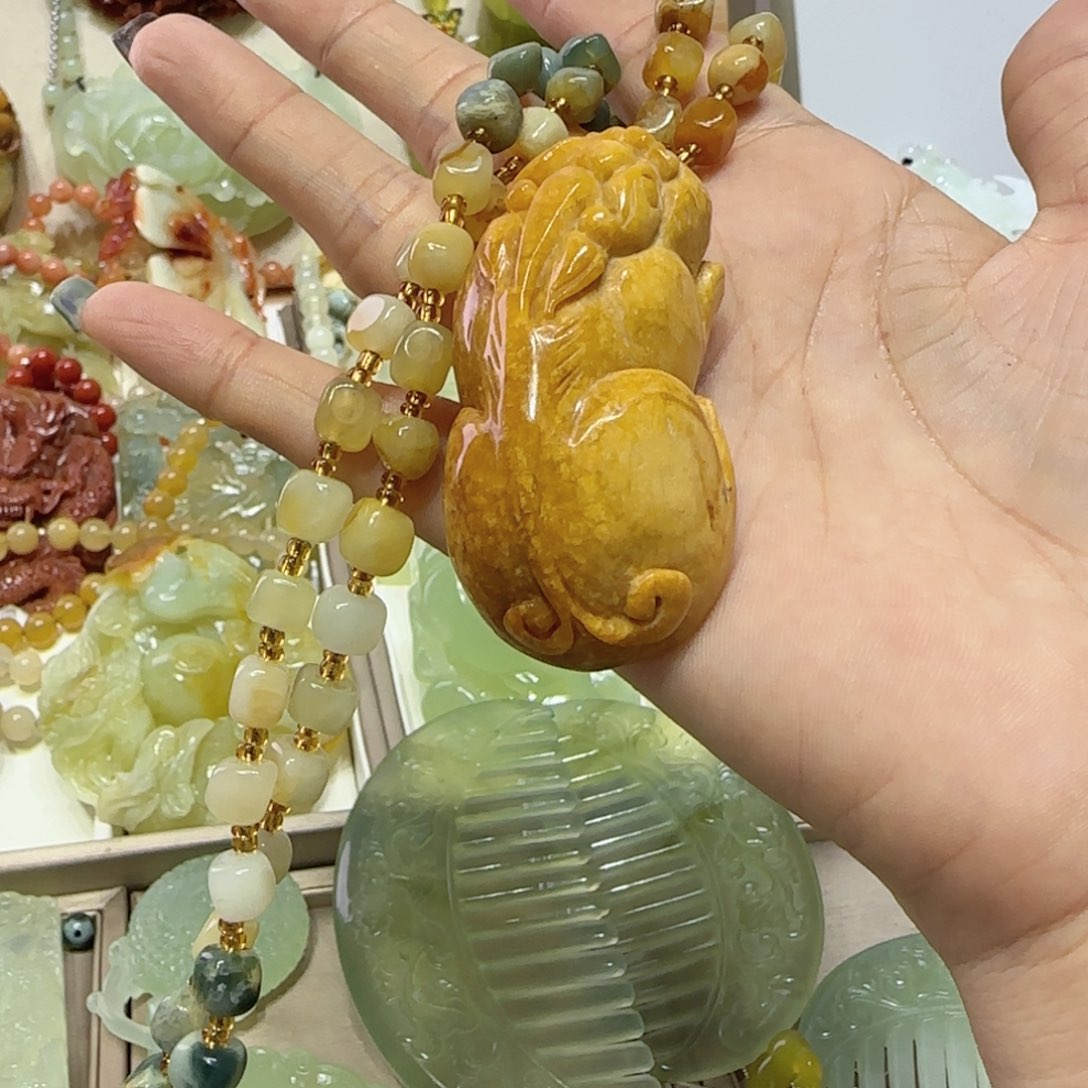 未镶嵌蛇纹石玉吊坠张*猪