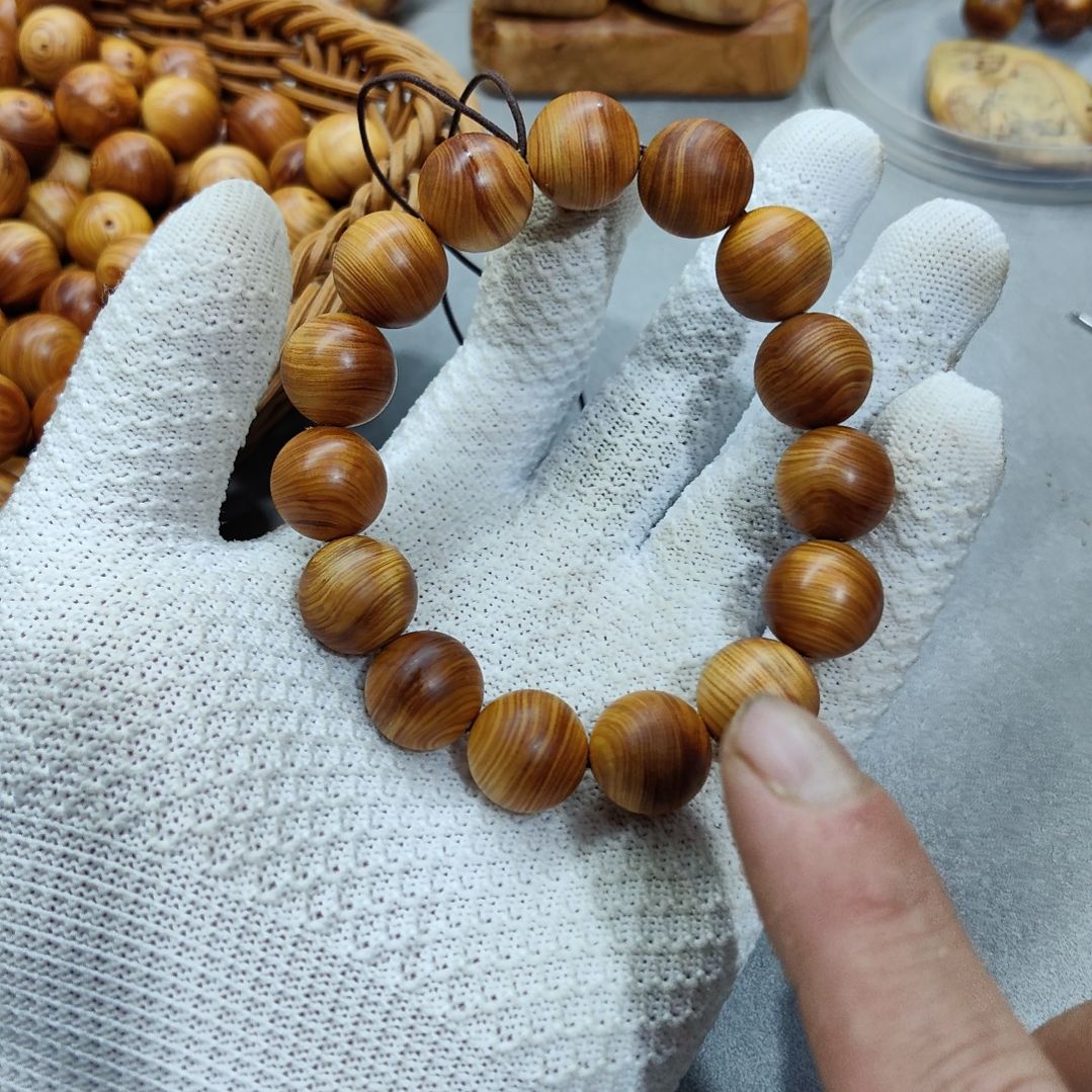 1.5黄金底太行崖柏一条。。