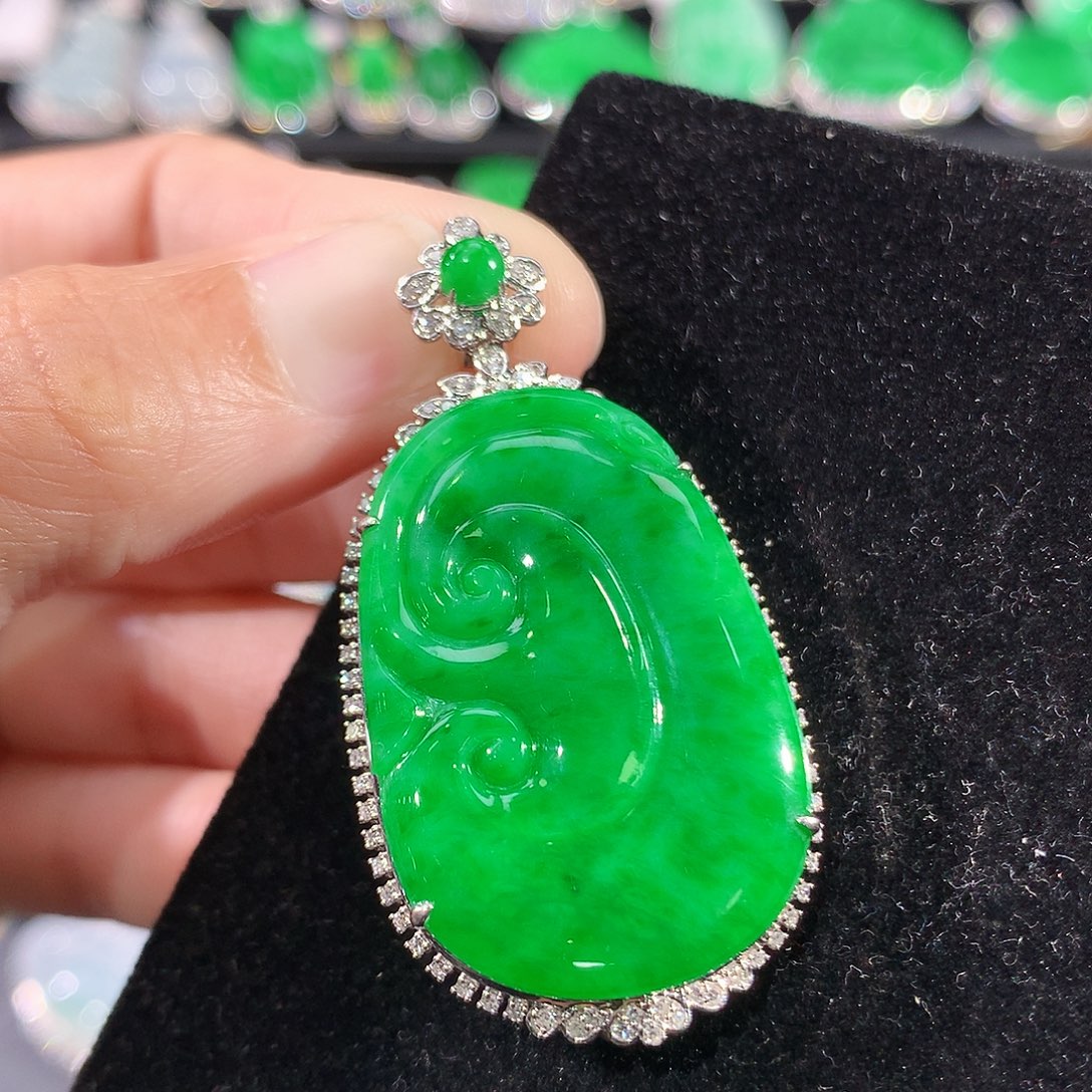 翡翠18K金镶嵌颈饰