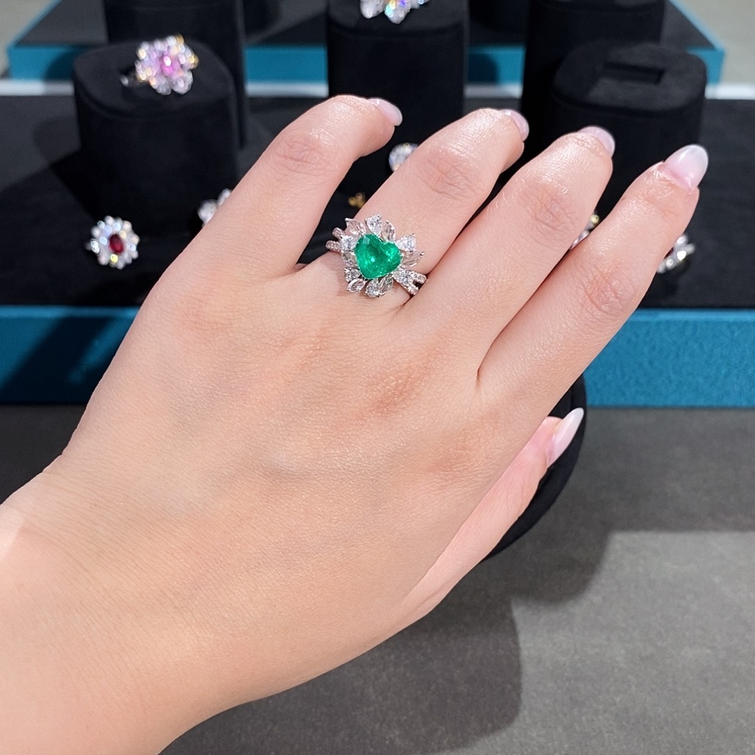 18K金镶嵌祖母绿戒指吉尔徳微油木佐1.83ct大台面