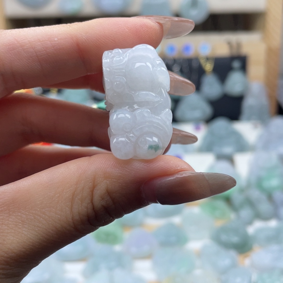 翡翠未镶嵌颈饰小貔貅