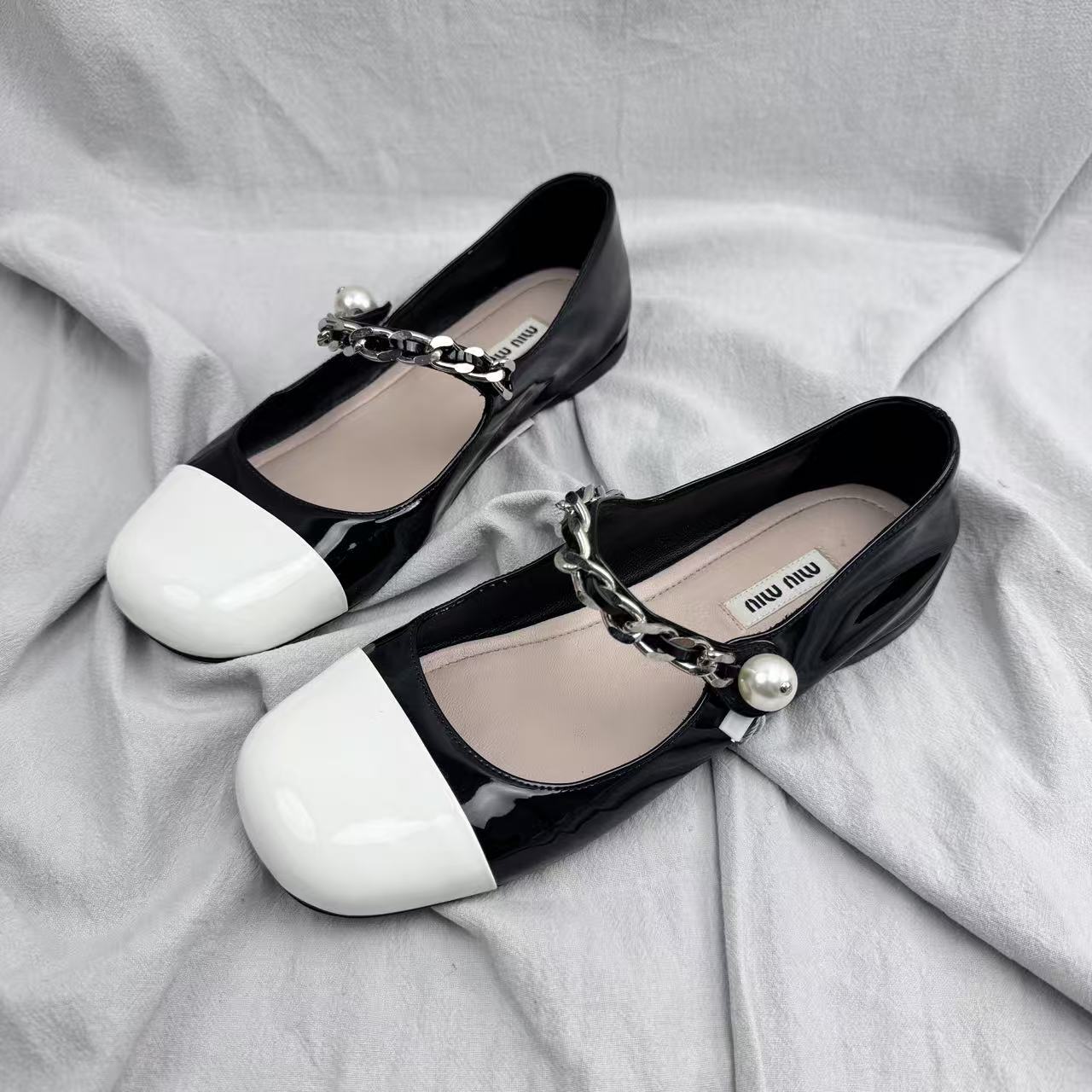 99新 MIU MIU/缪缪 36码/仔仔女鞋/黑白一字带皮穿链单鞋1077 
