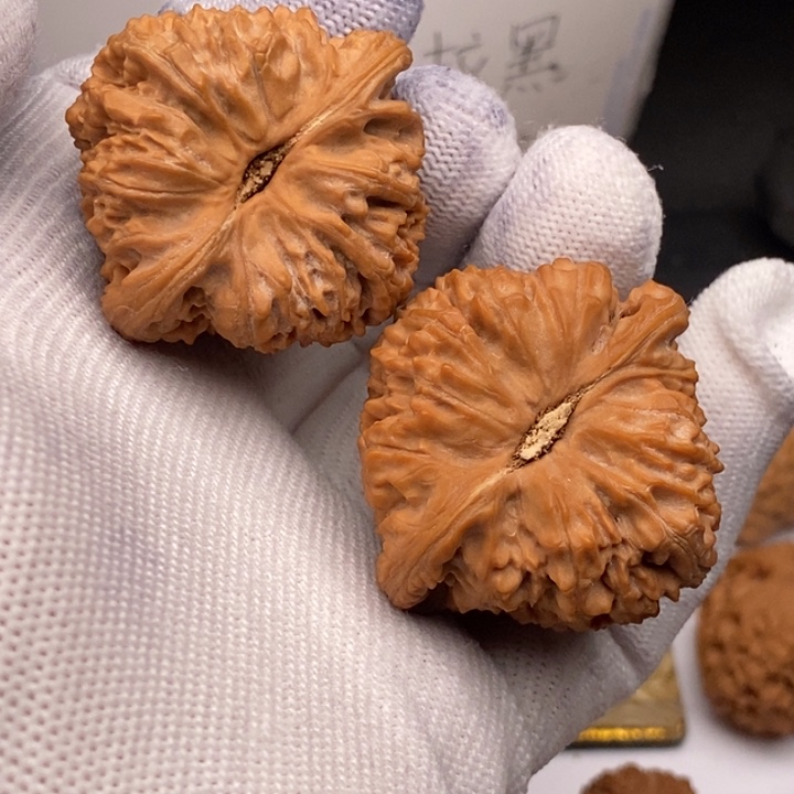 文玩核桃把件小***心南疆石43