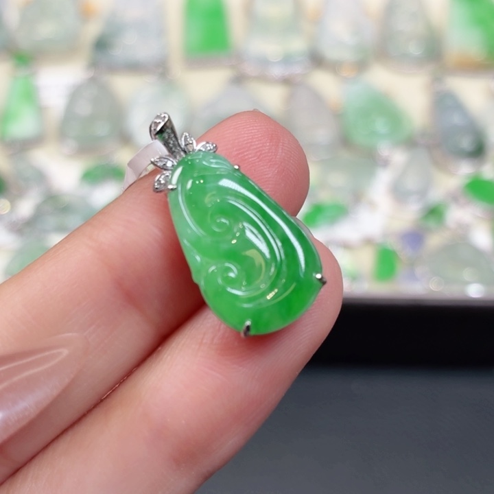 颈饰18K金镶嵌翡翠