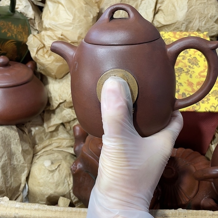 茶壶紫砂原矿泥料，手工制作的一把紫砂壶。