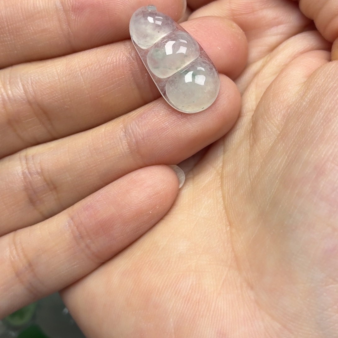 翡翠未镶嵌颈饰飘花豆