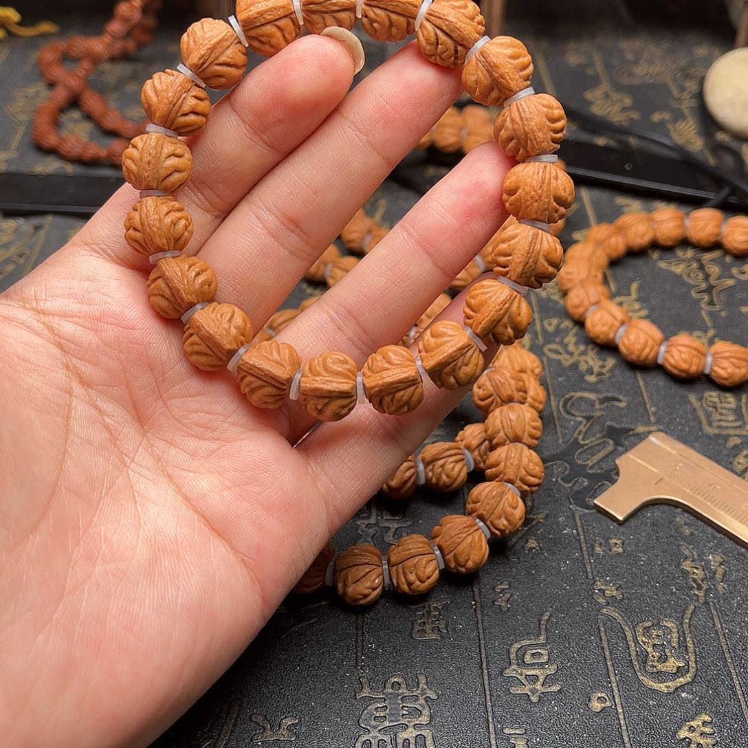 桃核吊坠赤金风雨手串