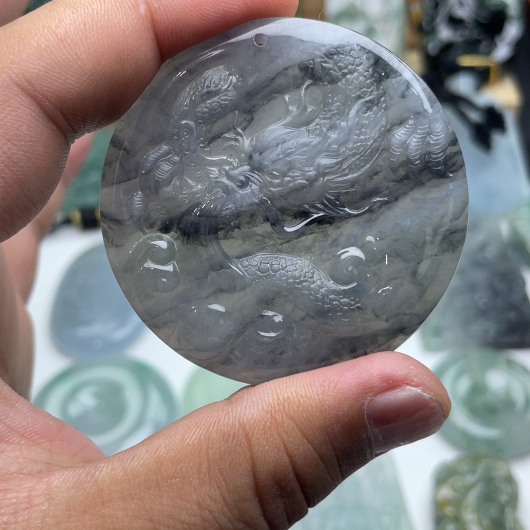 翡翠未镶嵌颈饰龙牌