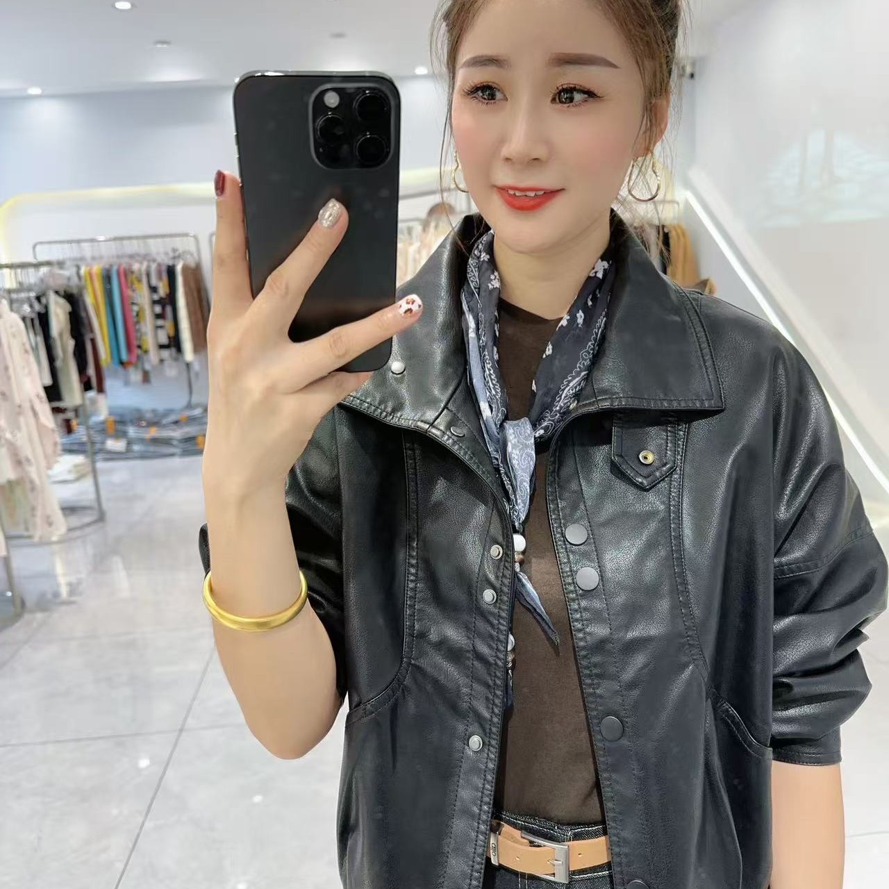 扣子款翻领宽松皮衣