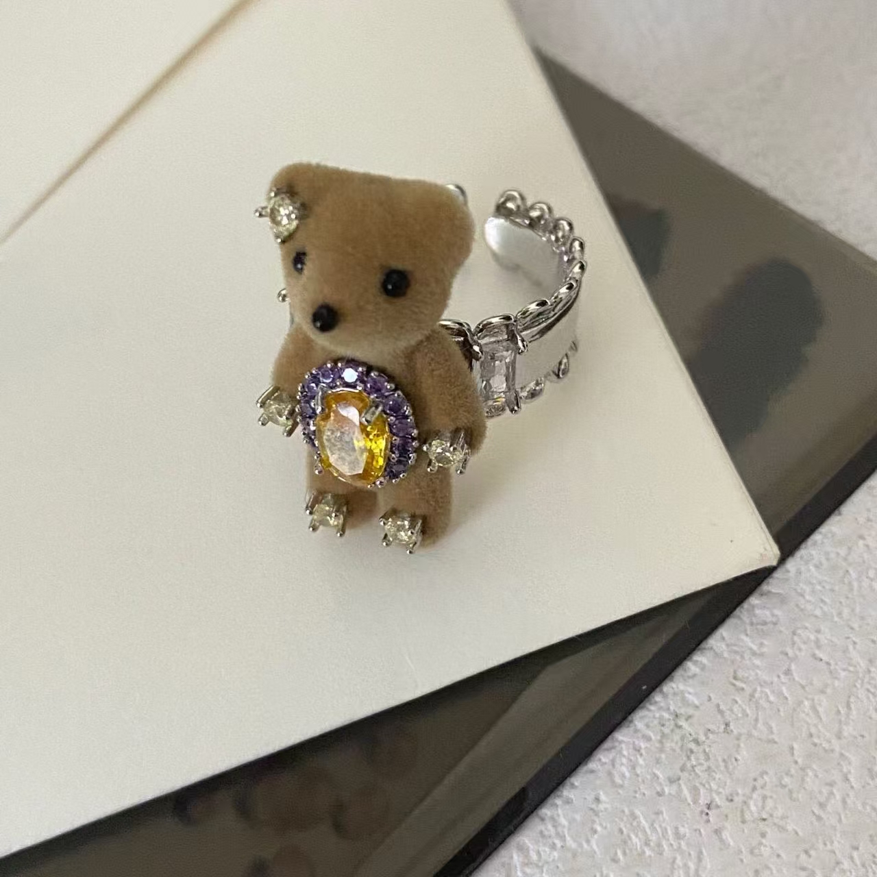 E489咖色小熊黄紫色闪闪戒指