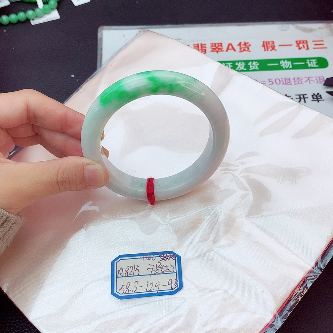 翡翠手镯未镶嵌翡翠