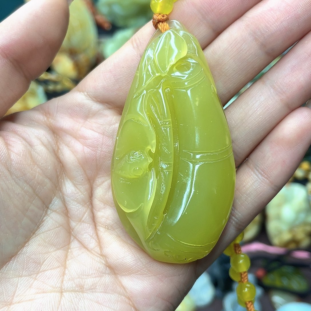 蛇纹石玉颈饰未镶嵌