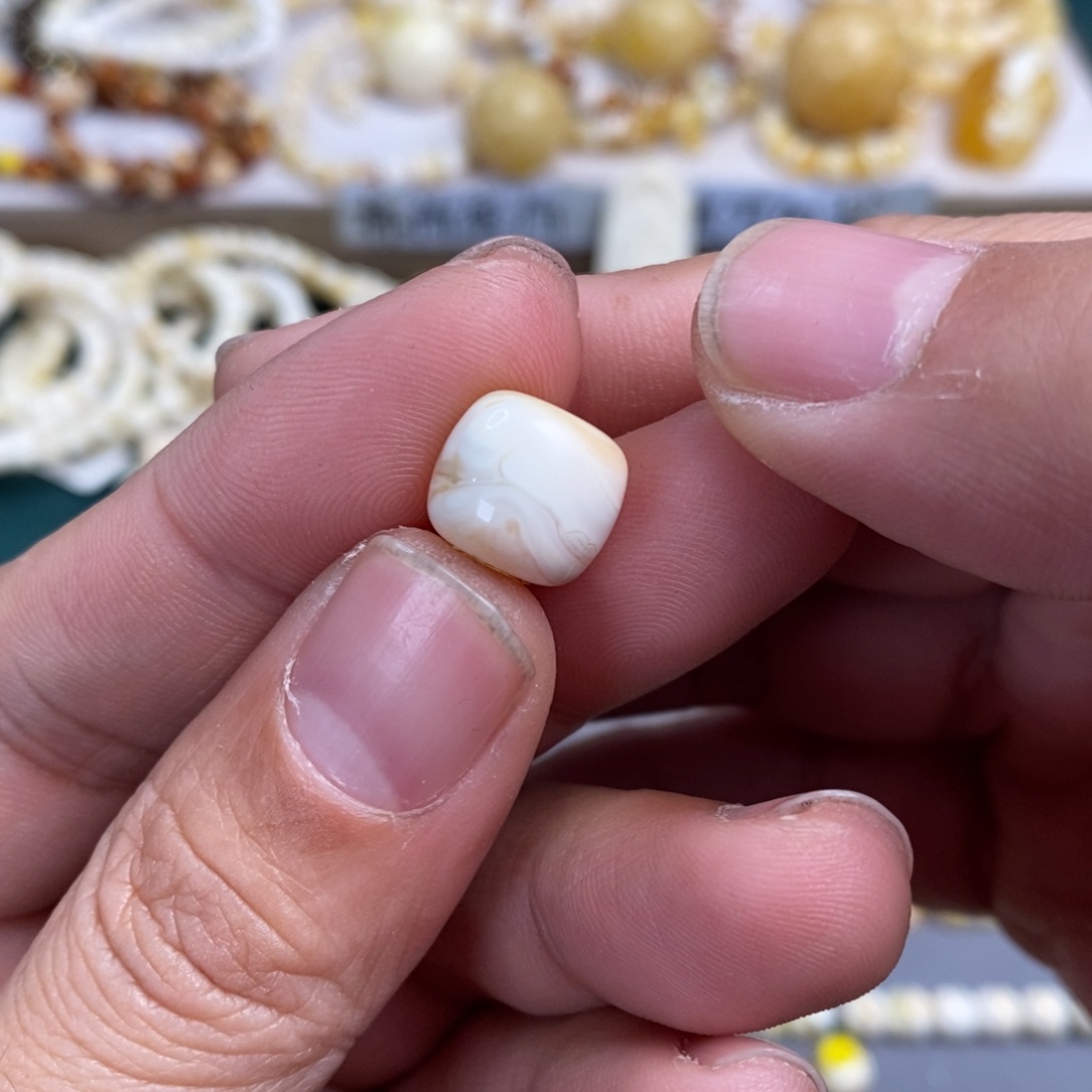 琥珀裸石未镶嵌蓝沁粉沁荧光老型