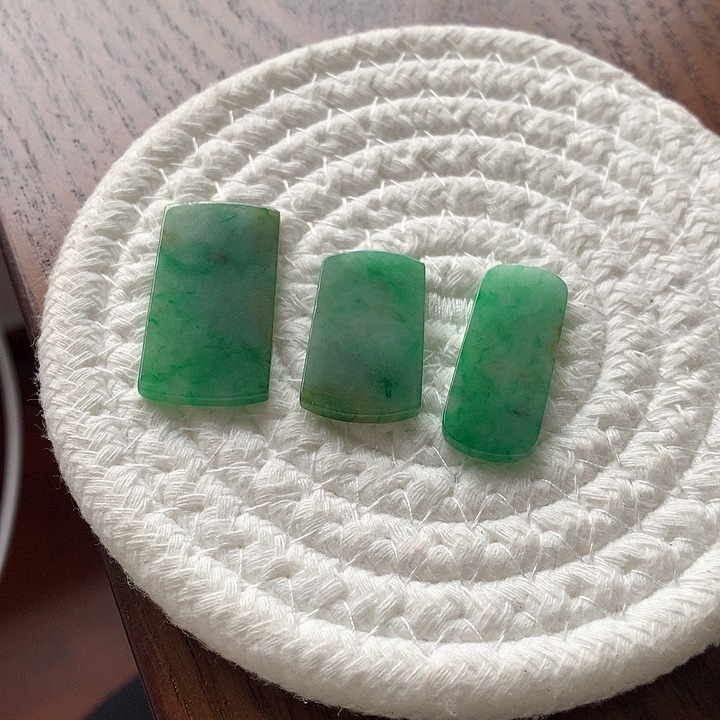 翡翠未镶嵌颈饰天然A货翡翠黄加绿无事牌，1680/3件，完美/自然光