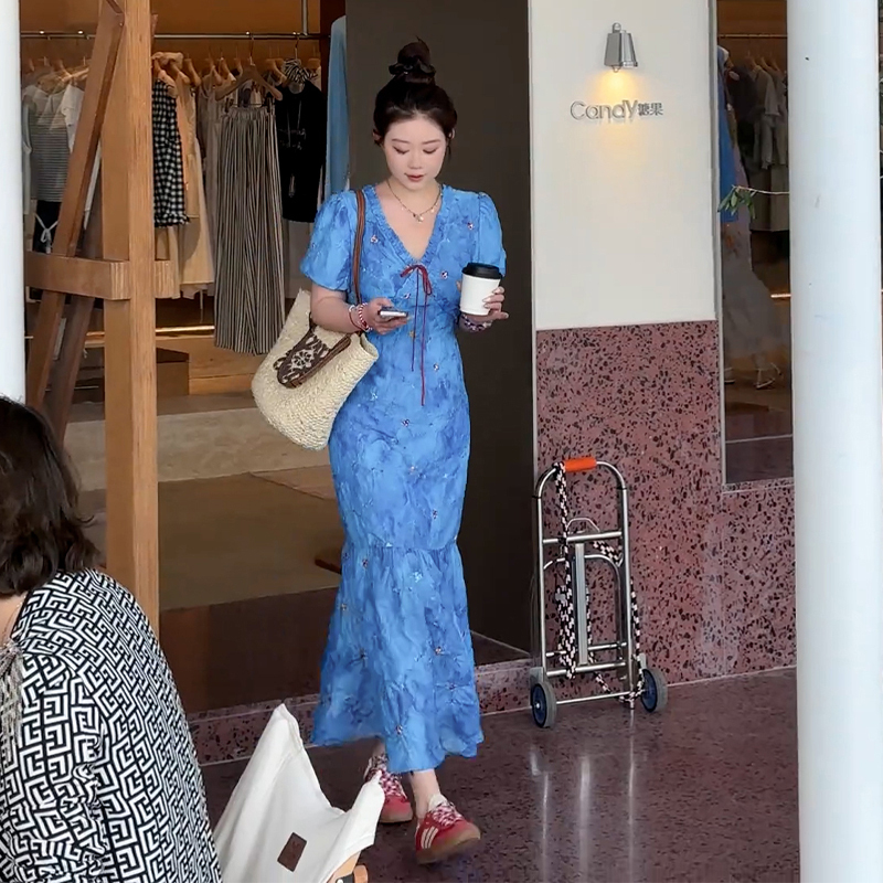 3011法式绝美蓝色v领碎花连衣裙女夏季2025新款海边度假气质长裙