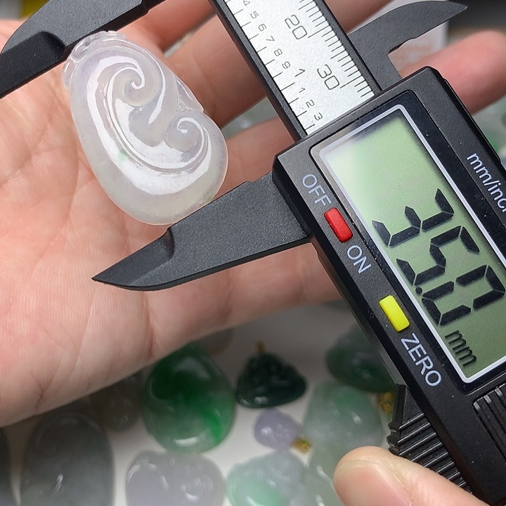 翡翠颈饰未镶嵌如意