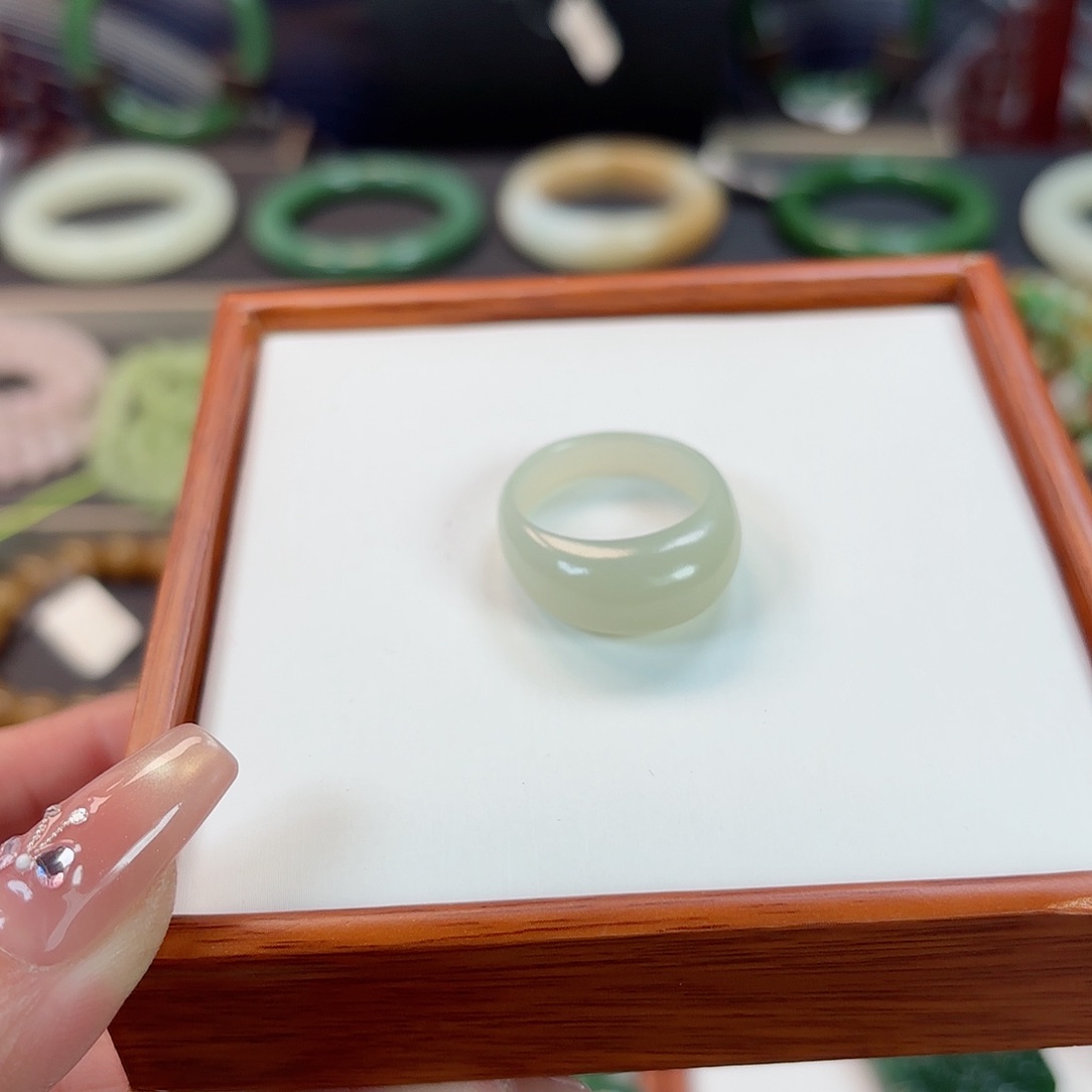 和田玉手镯20未镶嵌满**哈