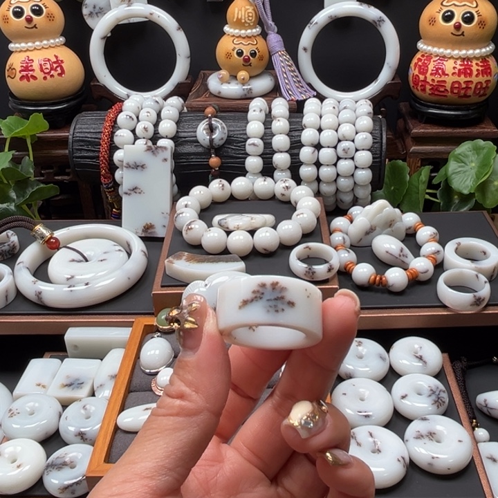 做***人和田玉未镶嵌戒指