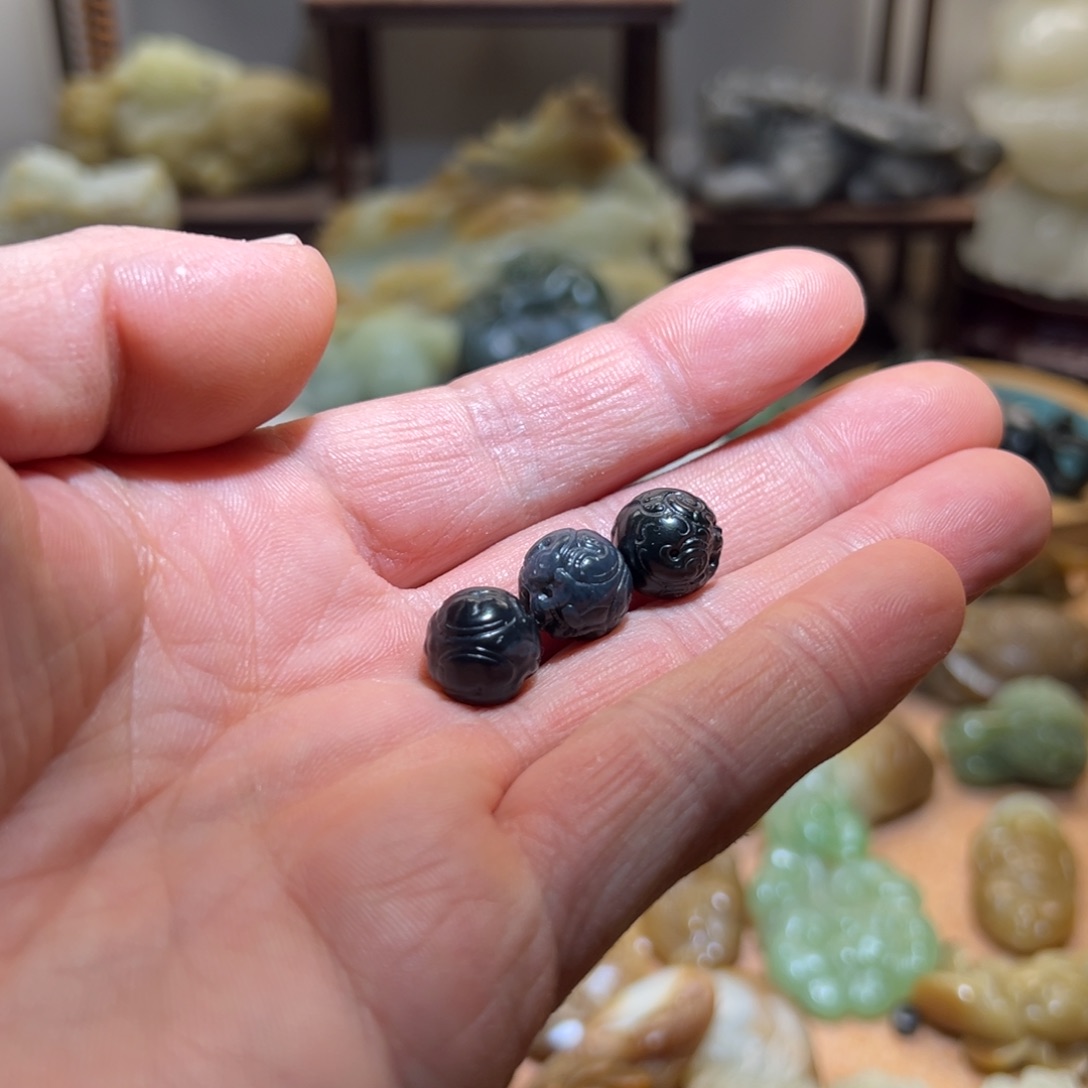 张***咥和田玉未镶嵌颈饰