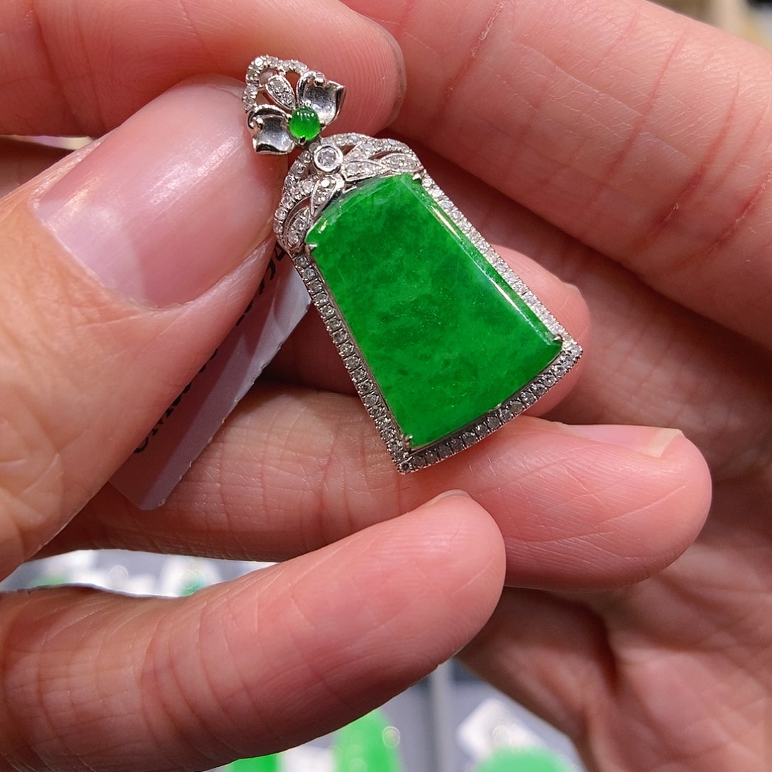 翡翠颈饰18K金镶嵌无事牌