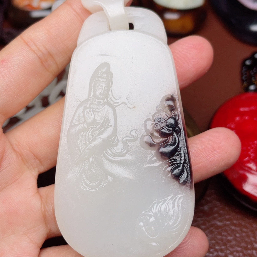 和田玉颈饰未镶嵌好**见