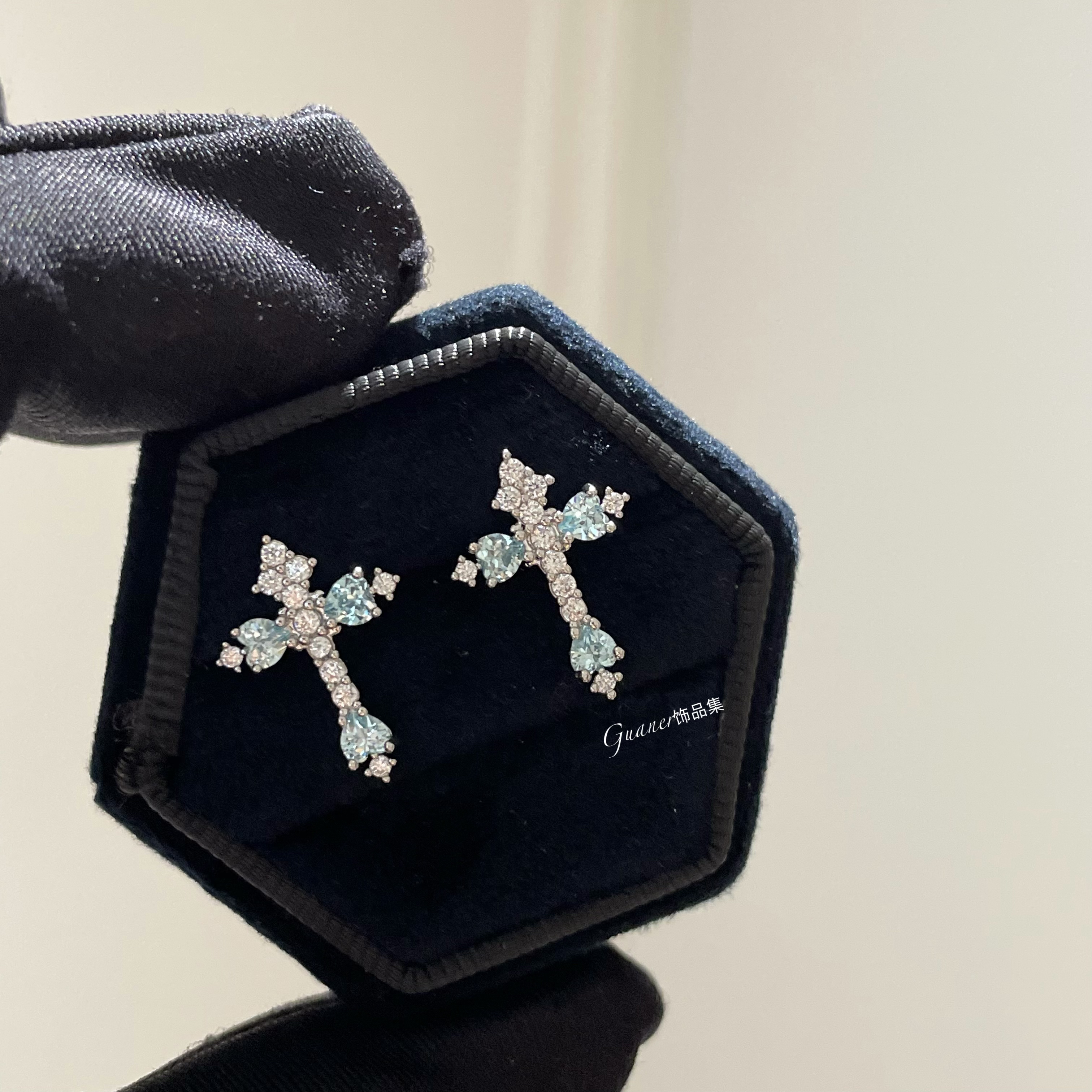 钛钢合成锆石耳饰 浅海蓝满钻克罗 小众经典镶钻设计师耳骨钉