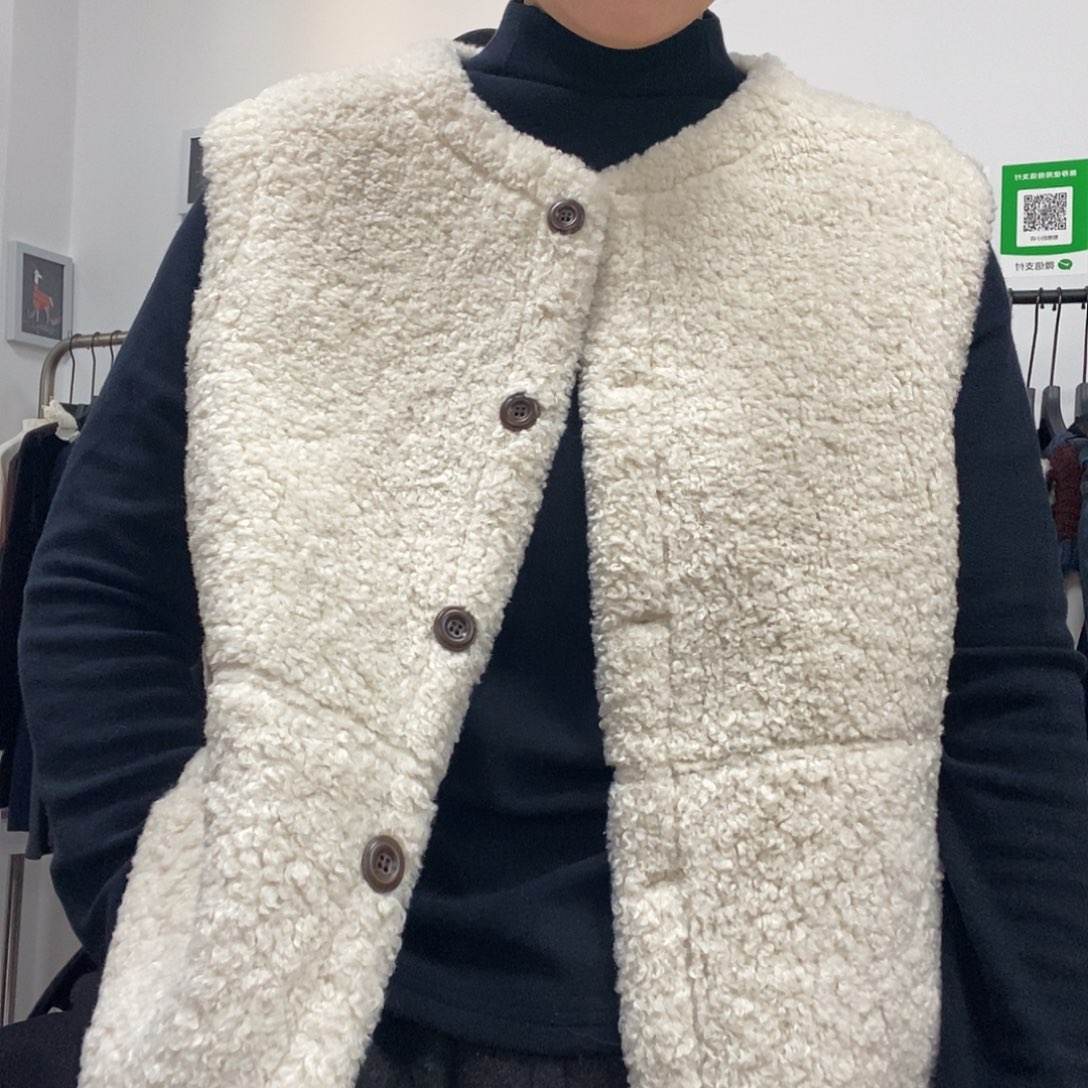 米色羔毛马甲宽松版